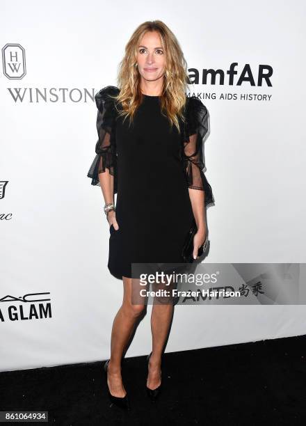 Honoree Julia Roberts attends the amfAR Gala at Ron Burkle's Green Acres Estate on October 13, 2017 in Beverly Hills, California.