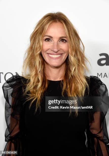 Actor Julia Roberts attends the amfAR Gala Los Angeles 2017 at Ron Burkle's Green Acres Estate on October 13, 2017 in Beverly Hills, California.