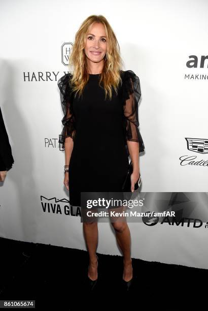 Actor Julia Roberts attends the amfAR Gala Los Angeles 2017 at Ron Burkle's Green Acres Estate on October 13, 2017 in Beverly Hills, California.