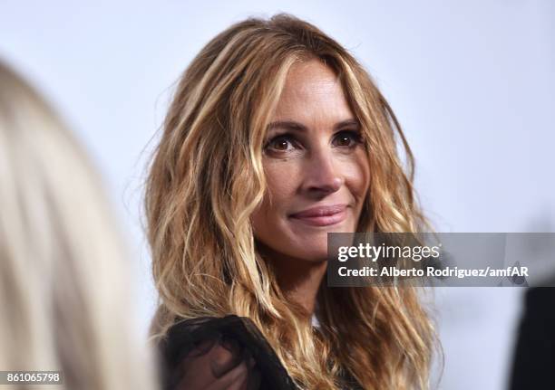 Honoree Julia Roberts attends the amfAR Gala Los Angeles 2017 at Ron Burkle's Green Acres Estate on October 13, 2017 in Beverly Hills, California.