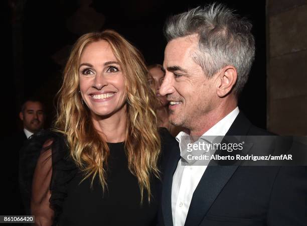 Honoree Julia Roberts and actor Dermot Mulroney attend the amfAR Gala Los Angeles 2017 at Ron Burkle's Green Acres Estate on October 13, 2017 in...