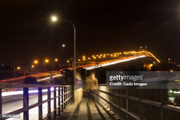 auckland harbor bridge - timelapse new zealand stock pictures, royalty-free photos & images