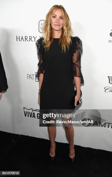 Actor Julia Roberts attends the amfAR Gala Los Angeles 2017 at Ron Burkle's Green Acres Estate on October 13, 2017 in Beverly Hills, California.