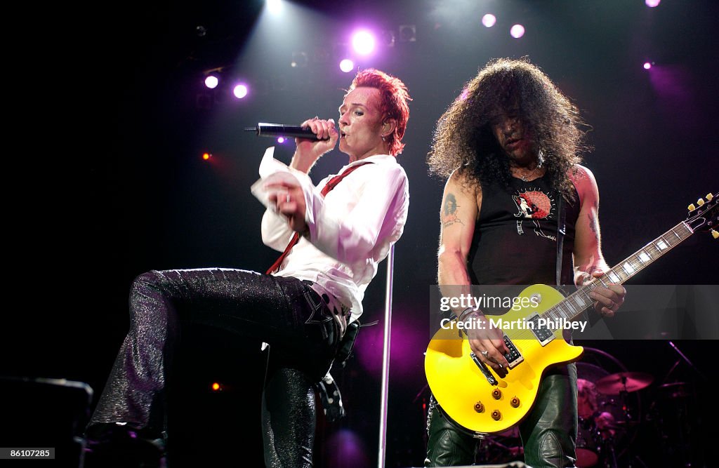 Photo of SLASH and Scott WEILAND and VELVET REVOLVER