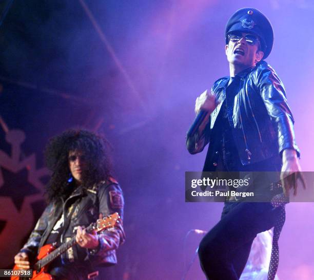 Photo of VELVET REVOLVER, 21-8-2004 Lowlandsfestival, Velvet Revolver,zanger Scott Weiland en gitarist Slash