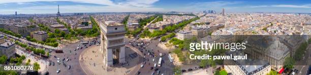 vista aerea di parigi con arco di trionfo e torre eiffel - arco di trionfo foto e immagini stock
