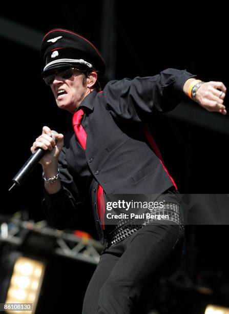 Photo of Scott WEILAND and VELVET REVOLVER, Scott Weiland