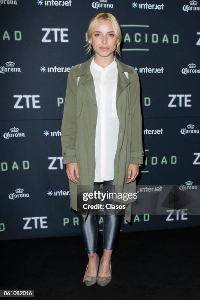 Marcela Guirado poses during the red carpet of the play "Privacidad" at Teatro de los Insurgentes on October 12, 2017 in Mexico City, Mexico.