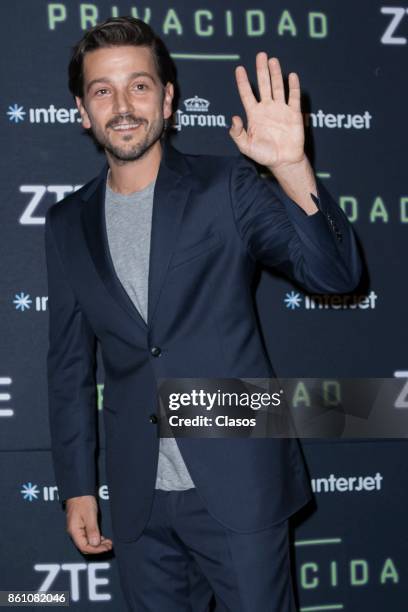 Diego Luna poses during the red carpet of the play "Privacidad" at Teatro de los Insurgentes on October 12, 2017 in Mexico City, Mexico.