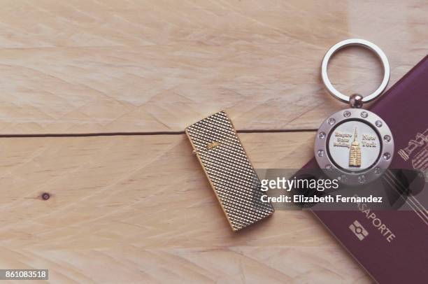 close-up of a lighter and keychain souvenir from new york city - lighter fotografías e imágenes de stock