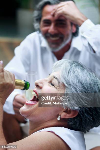 brasilianische familie feiern neujahr - 55 year old woman stock-fotos und bilder