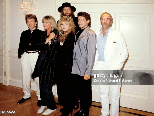 Photo of FLEETWOOD MAC, L-R: Rick Vito, Christine McVie, Mick Fleetwood , Stevie Nicks, Billy Burnette, John McVie - posed, group shot