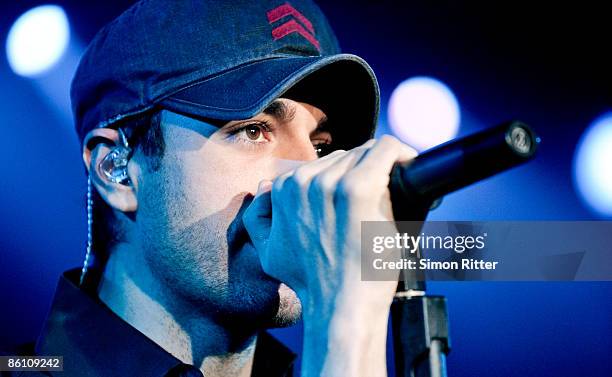 Photo of Enrique IGLESIAS; Enrique Iglesias performing on stage at a private party held at the Marriott Hotel in Cairo