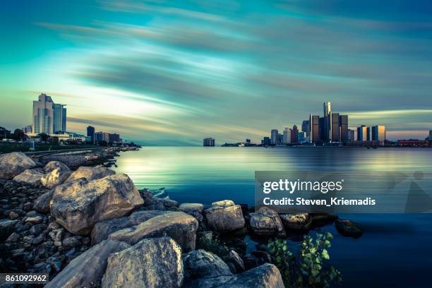 skyline von detroit-windsor - windsor ontario stock-fotos und bilder