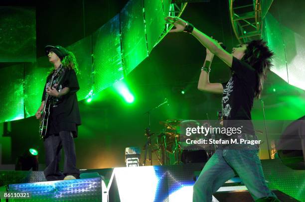 Photo of TOKIO HOTEL and Bill KAULITZ and Tom KAULITZ, L-R Tom and Bill Kaulitz performing on stage