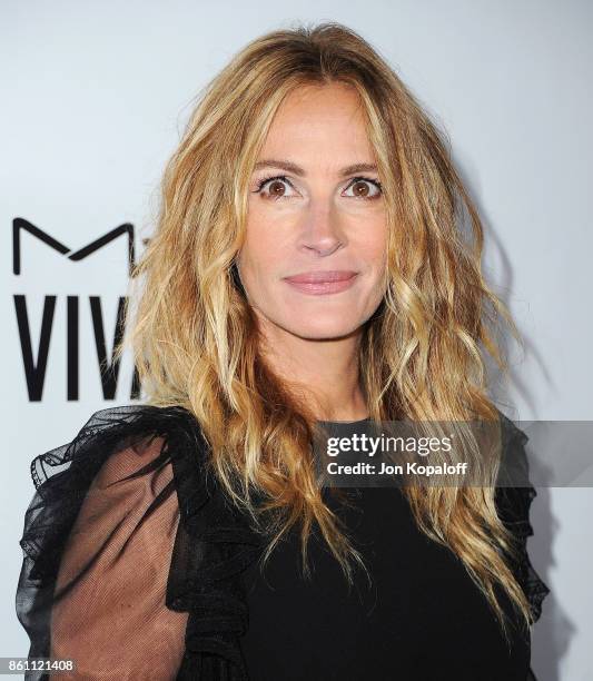 Actress Julia Roberts arrives at amfAR Los Angeles 2017 at Ron Burkleâs Green Acres Estate on October 13, 2017 in Beverly Hills, Californi