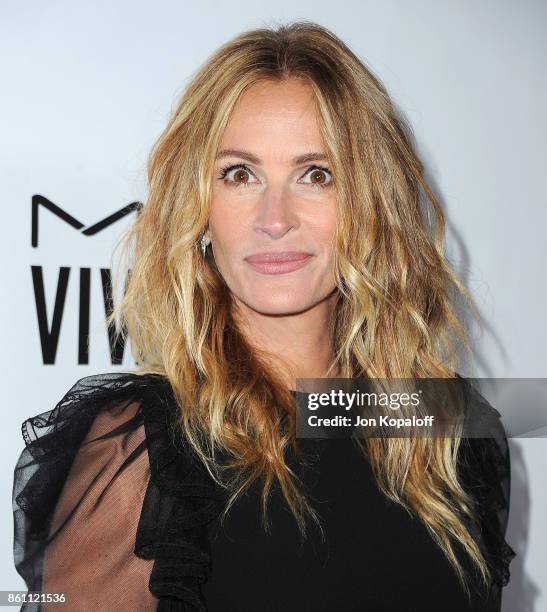 Actress Julia Roberts arrives at amfAR Los Angeles 2017 at Ron Burkleâs Green Acres Estate on October 13, 2017 in Beverly Hills, Californi