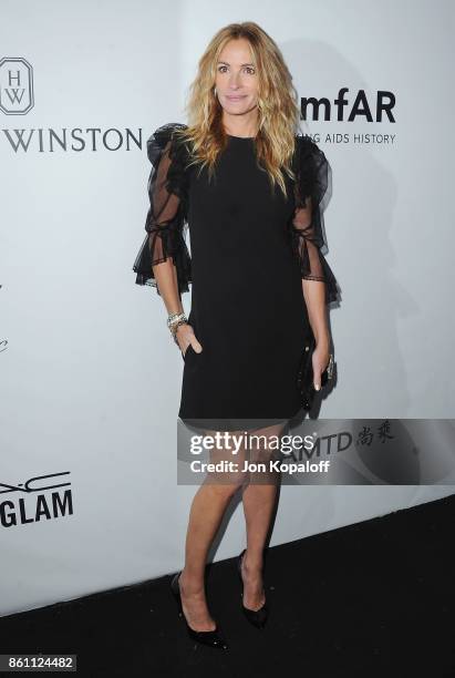 Actress Julia Roberts arrives at amfAR Los Angeles 2017 at Ron Burkleâs Green Acres Estate on October 13, 2017 in Beverly Hills, Californi