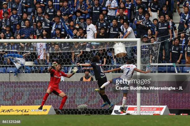 Rony of Albirex Niigata shoots at the goal during the J.League J1 match between Gamba Osaka and Albirex Niigata at Suita City Football Stadium on...