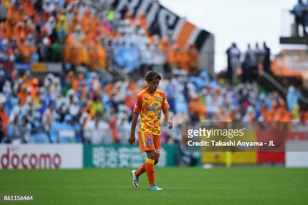 Ko Matsubara of Shimizu S-Pulse leaves the pitch after receiving a red card during the J.League J1 match between Shimizu S-Pulse and Jubilo Iwata at...