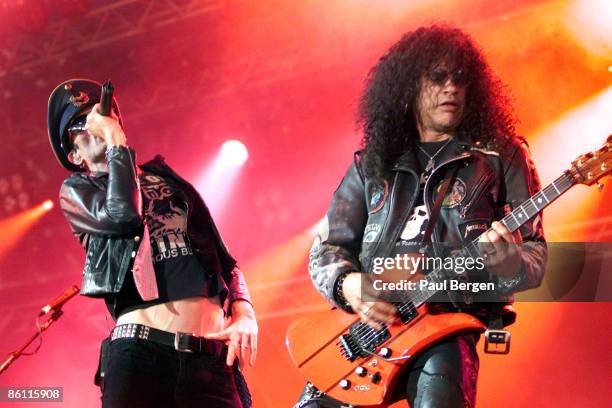 Photo of VELVET REVOLVER, 21-8-2004 Lowlandsfestival, Velvet Revolver,zanger Scott Weiland en gitarist Slash