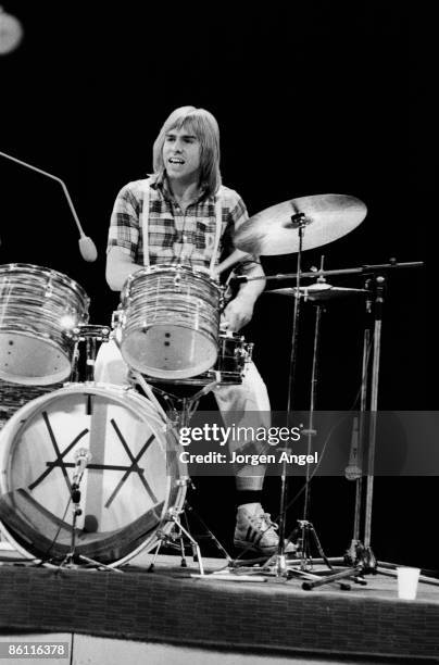 Photo of Derek LONGMUIR and BAY CITY ROLLERS; Derek Longmuir performing on stage