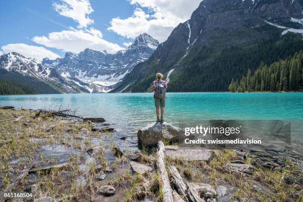 meisje wandelen kijkt naar lake berglandschap - jasper-national-park stockfoto's en -beelden