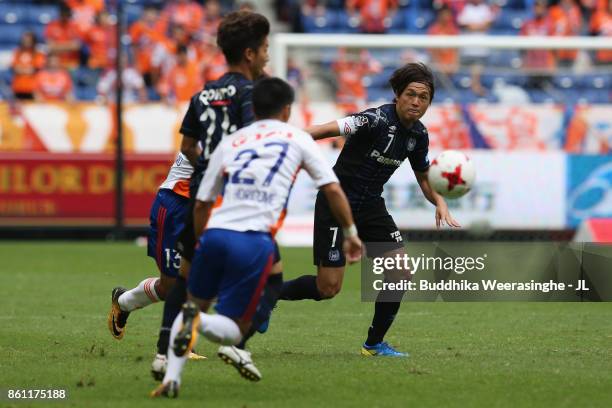 Yasuhito Endo of Gamba Osaka in action during the J.League J1 match between Gamba Osaka and Albirex Niigata at Suita City Football Stadium on October...