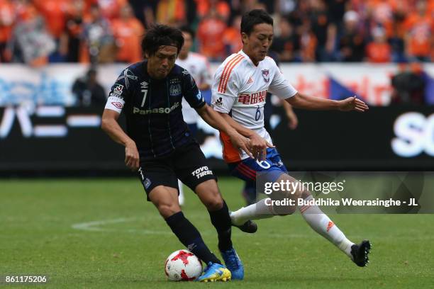 Yasuhito Endo of Gamba Osaka controls the ball under pressure of Ryota Isomura of Albirex Niigata during the J.League J1 match between Gamba Osaka...