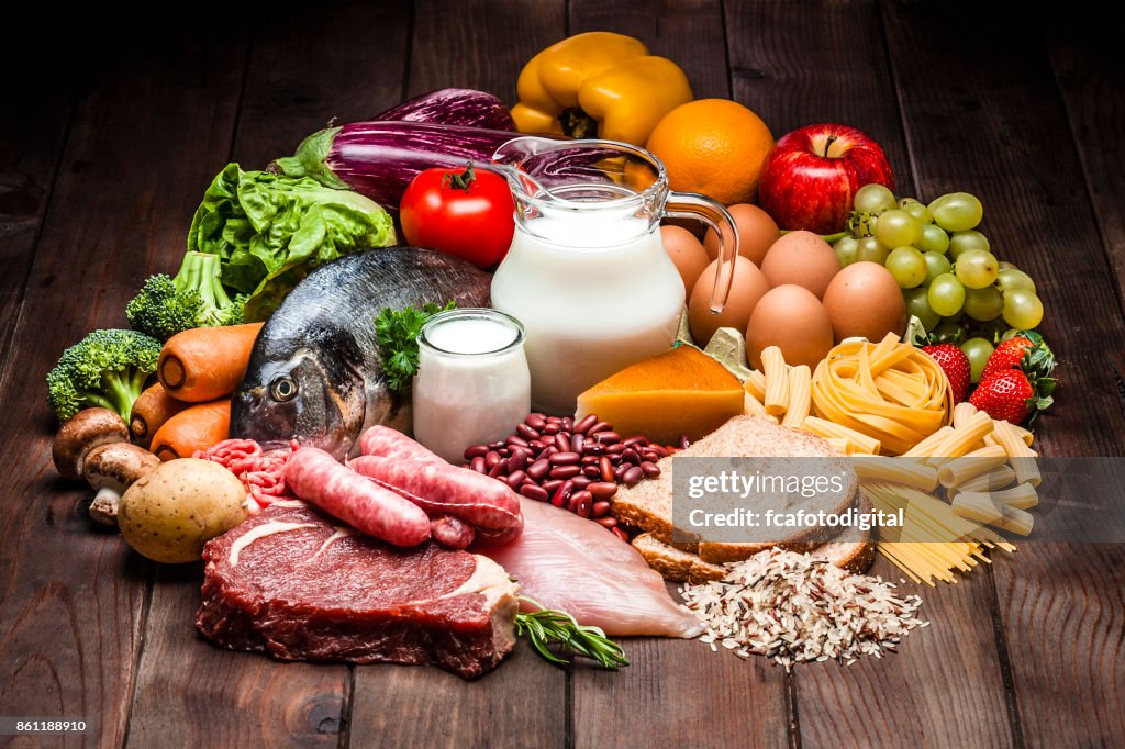 Diversi tipi di cibo su tavolo rustico in legno