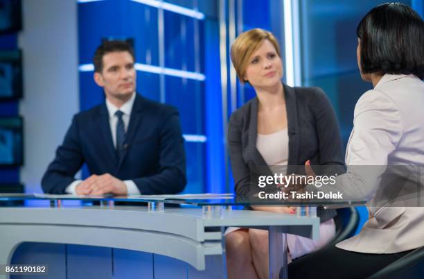 journalists sitting with businesswoman - apresentador do noticiário imagens e fotografias de stock