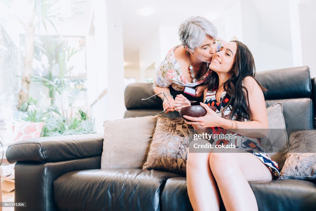 Großmutter Enkelin einen Kuss auf die Wange geben