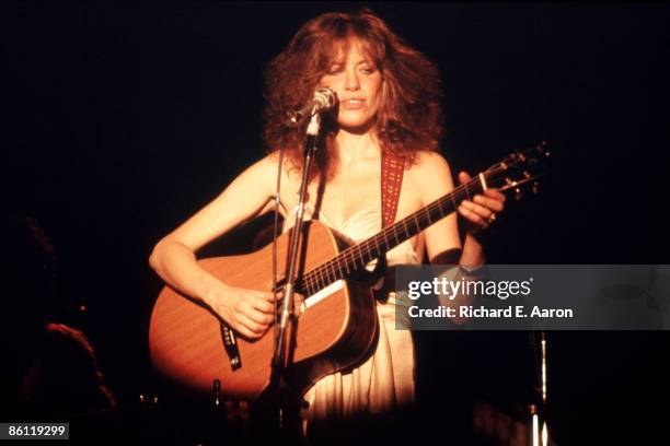 Photo of Carly SIMON