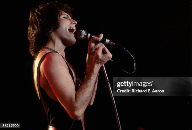 Photo of Freddie MERCURY and QUEEN, Freddie Mercury performing in stage