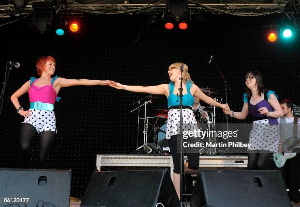 Photo of PIPETTES, L-R: Gwenno, Becki, Rose performing live onstage