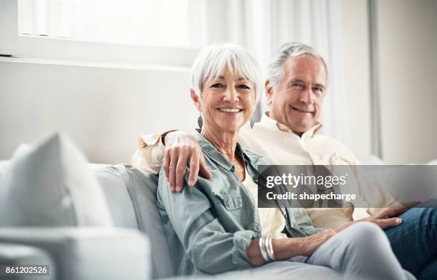 kwaliteitstijd voorop - couple on sofa stockfoto's en -beelden