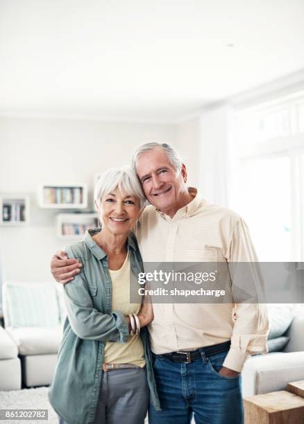 wir bauten unser zuhause mit liebe - senior woman smiling at camera portrait stock-fotos und bilder