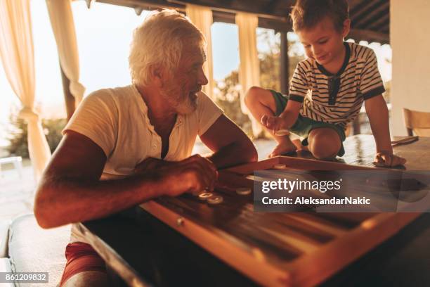 backgammon samenspelen - backgammon stockfoto's en -beelden