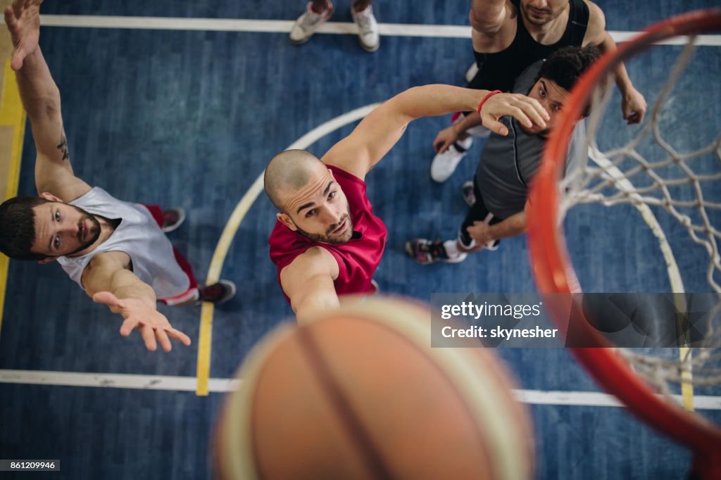 Acima a vista dos jogadores de basquete determinada em ação.