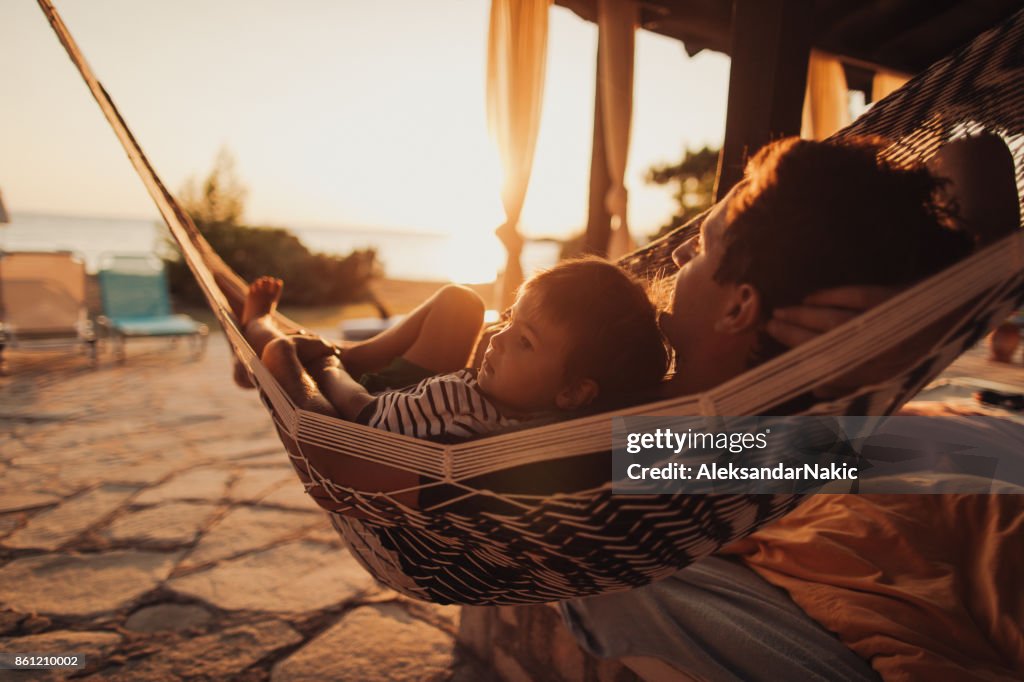 Moments de détente dans un hamac