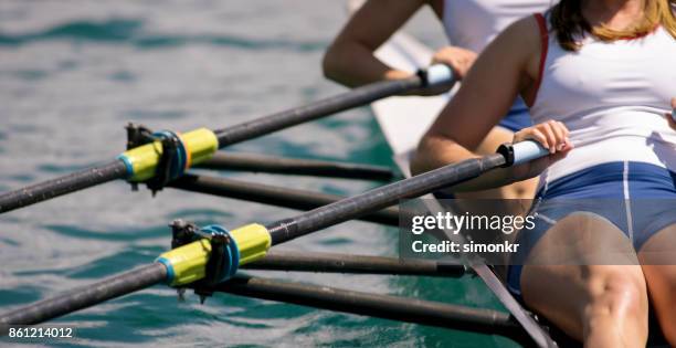 午後遅くにボート湖を渡って 2 つの女性アスリート - sweep rowing ストックフォトと画像