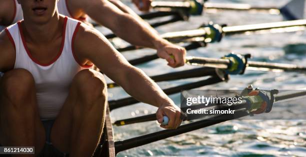 午後遅くに湖を漕いで 3 男子選手 - sweep rowing ストックフォトと画像