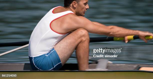 午後遅くに湖を漕いで男性アスリート - sweep rowing ストックフォトと画像