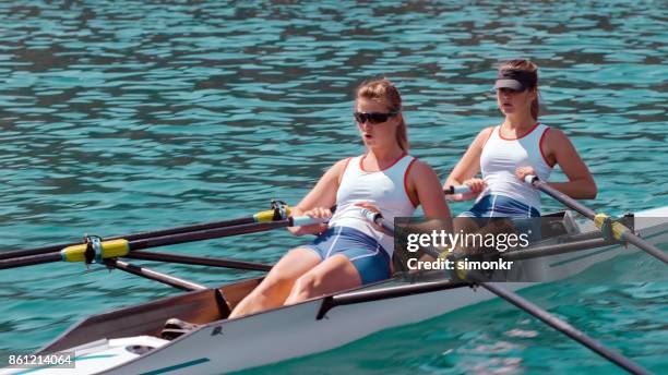 2 つの女性アスリートが湖を渡って一気 - sweep rowing ストックフォトと画像