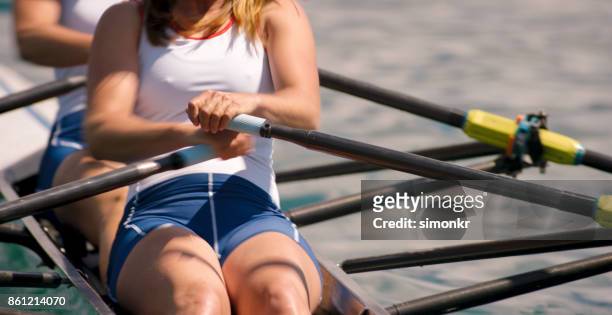 午後遅くにボート湖を渡って 2 つの女性アスリート - sweep rowing ストックフォトと画像