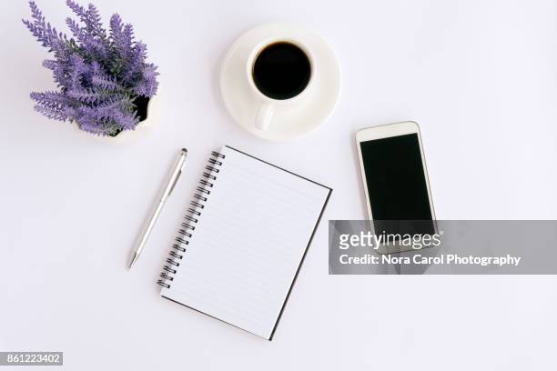 simple business table with mock up office supplies and smartphoneon white - white flower paper stock-fotos und bilder