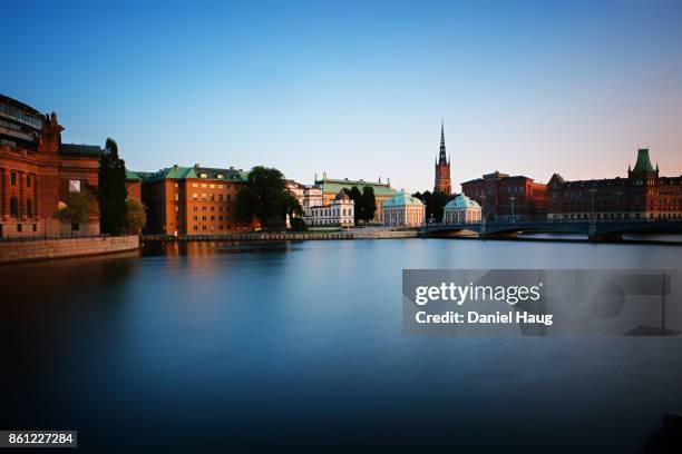 long exposure - dusk over gamla stan, stockholm's old town - riddarholm church stock pictures, royalty-free photos & images