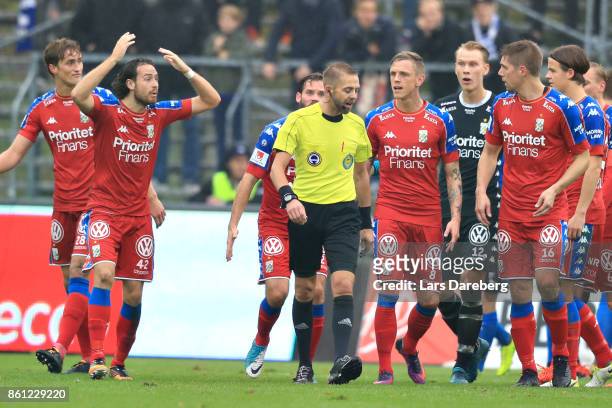 The players of IFK Goteborg protest against the referee Johan Hamlin during the allsvenskan match between Halmstad BK and IFK Goteborg at Orjans Vall...