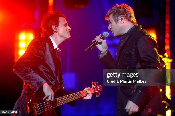 Photo of DURAN DURAN and Simon Le Bon and Simon LE BON and John TAYLOR, John Taylor and Simon Le Bon performing on stage