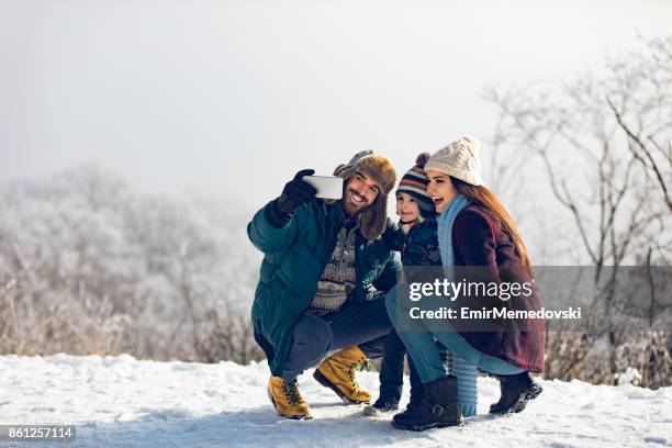 familie selfie wintertag im wald. - boy taking picture in forest stock-fotos und bilder